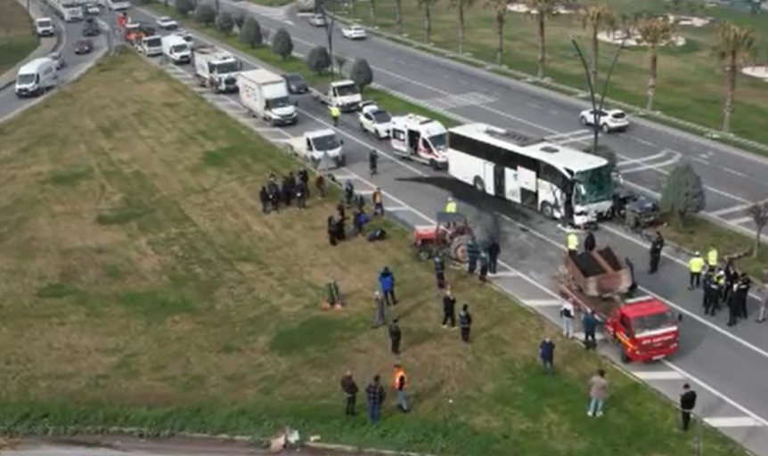 Manisa'da feci kaza: Otobüs, otomobil ve traktör çarpıştı!