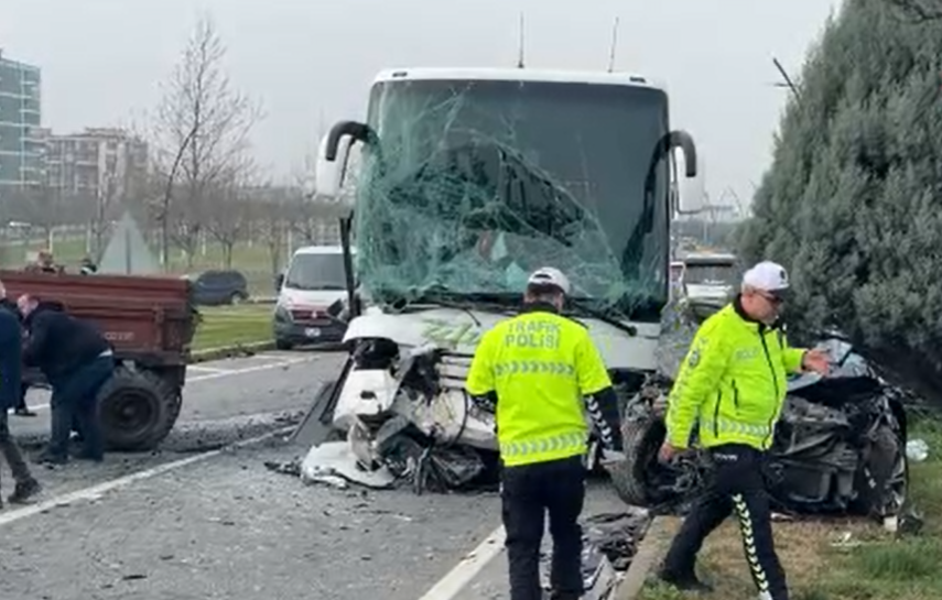 Manisa'da feci kaza: Otobüs, otomobil ve traktör çarpıştı!