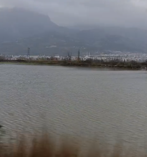 Manisa'da tarlalar ve araziler göle döndü!