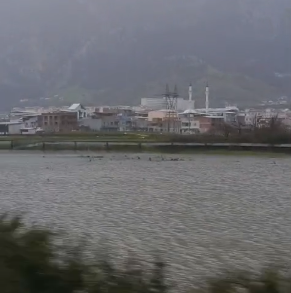 Manisa'da tarlalar ve araziler göle döndü!