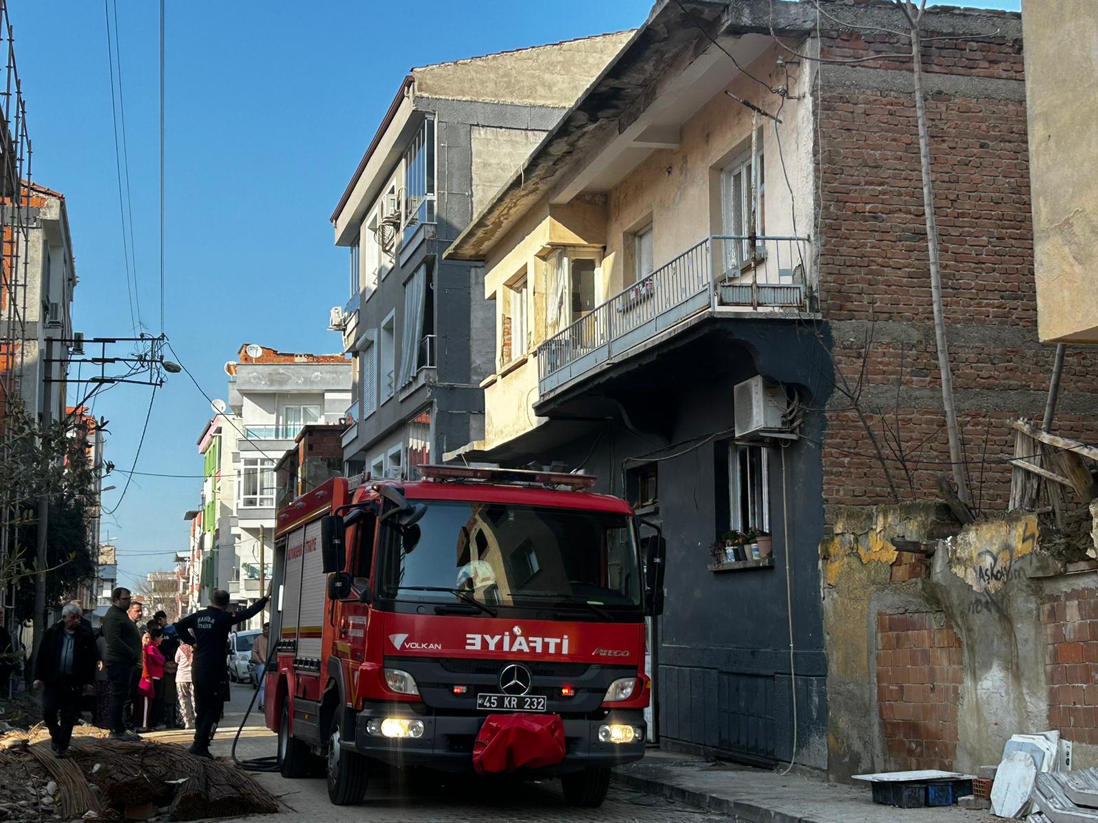 Turgutlu’da iki katlı evde sobadan çıkan yangın korkuttu