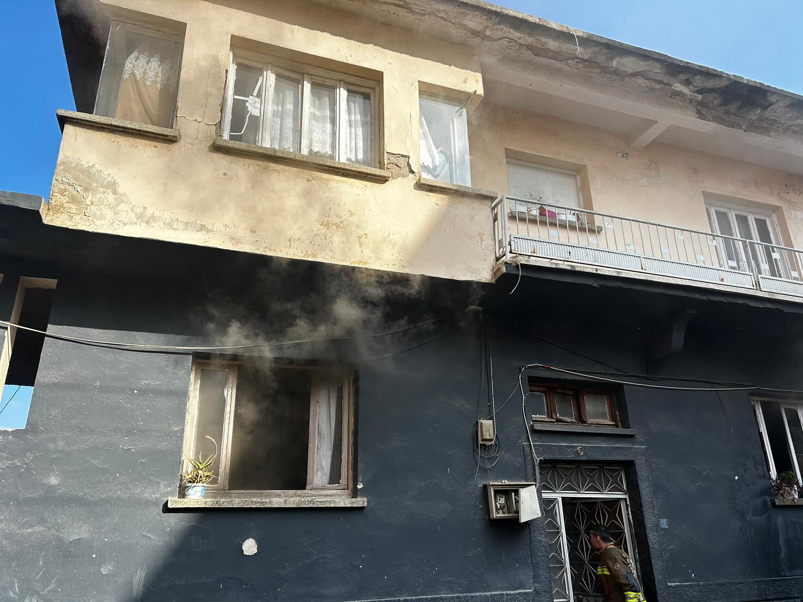 Turgutlu’da iki katlı evde sobadan çıkan yangın korkuttu