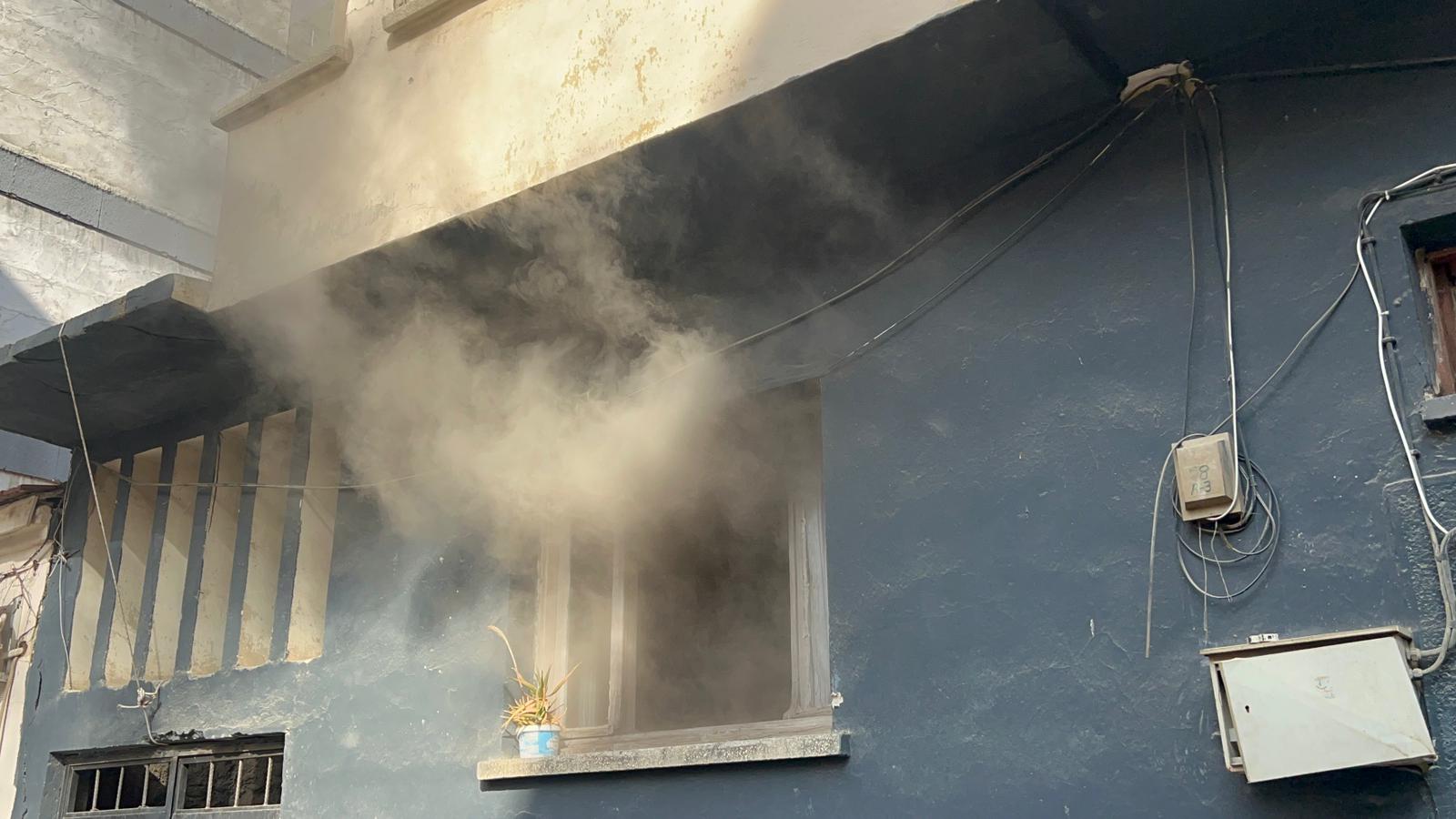 Turgutlu’da iki katlı evde sobadan çıkan yangın korkuttu