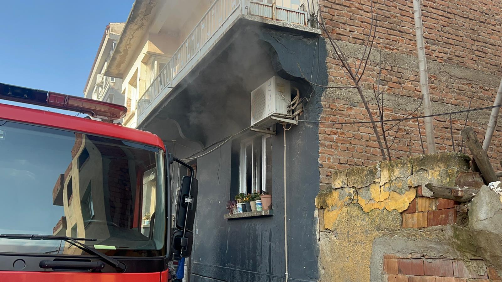 Turgutlu’da iki katlı evde sobadan çıkan yangın korkuttu