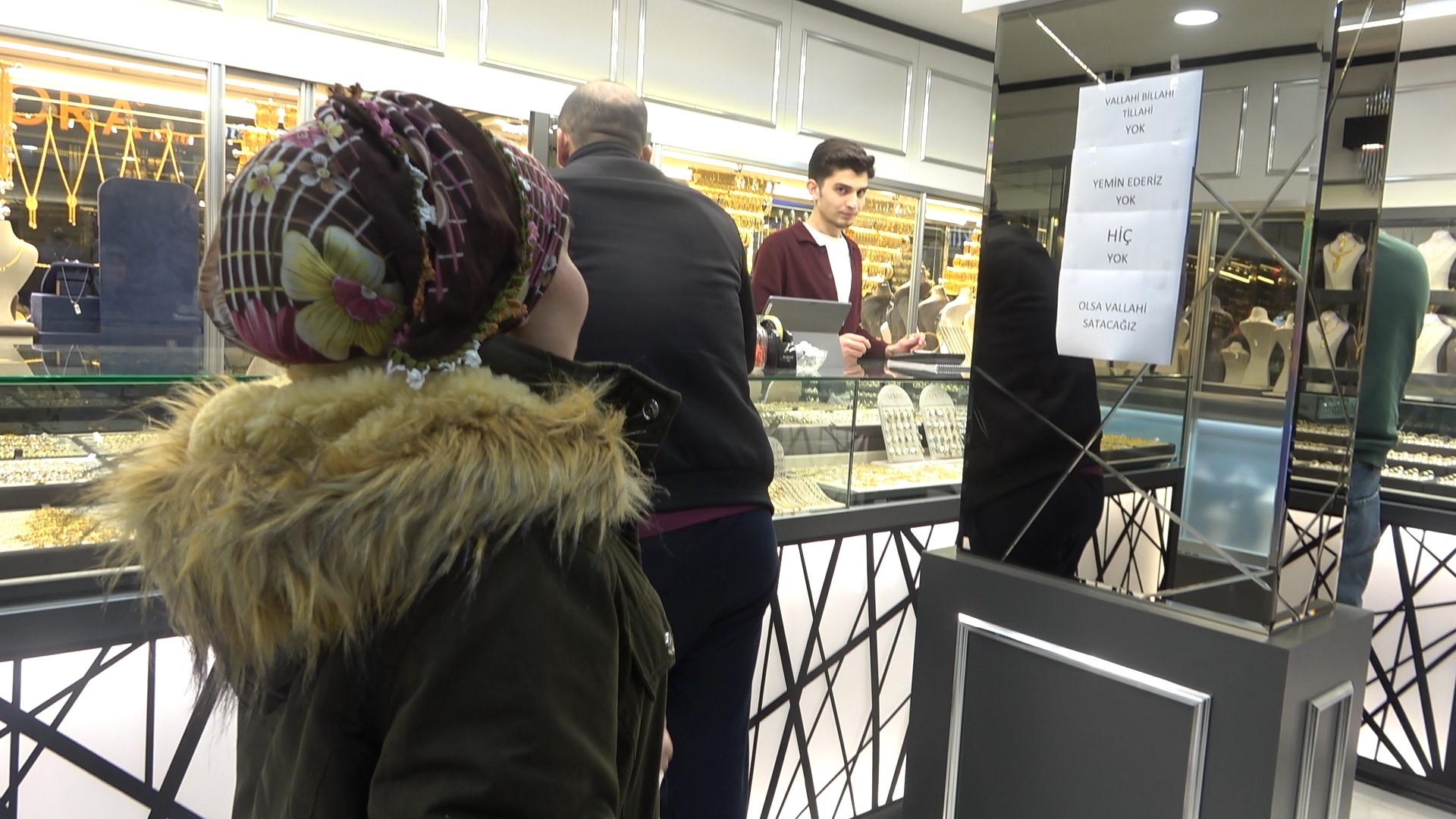 "Vallahi billahi yok" yazısı kuyumcuda izdihamı durduramadı