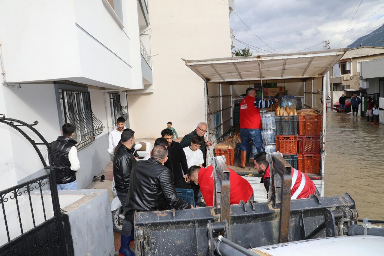 Su Taşkınında Vatandaş Yalnız Kalmadı: Belediyeden Destek