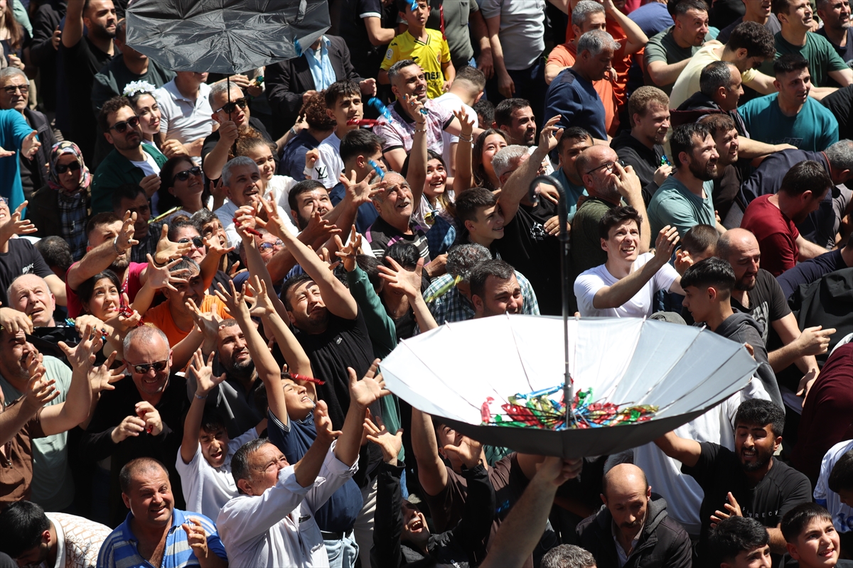 Manisa'da 10 ton mesir macunu halka saçıldı