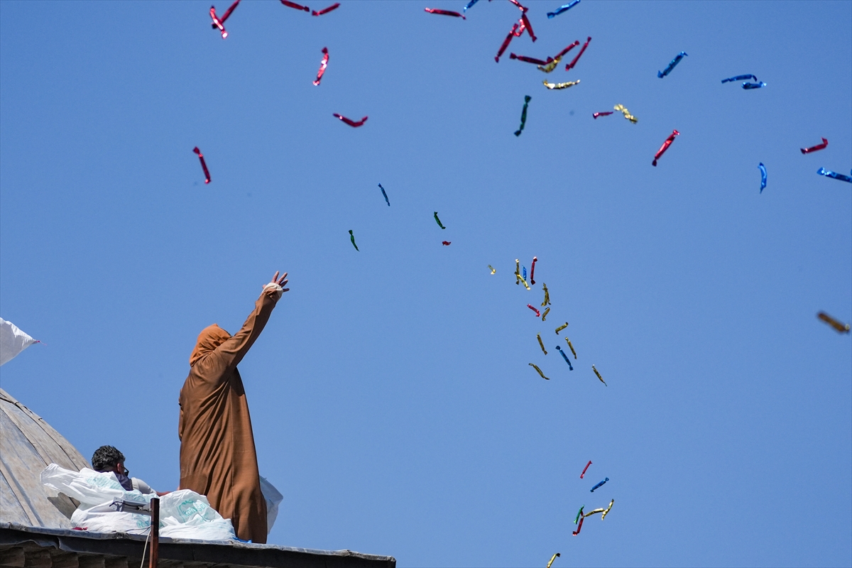 Manisa'da 10 ton mesir macunu halka saçıldı