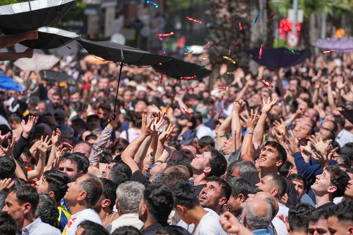 Manisa'da 10 ton mesir macunu halka saçıldı