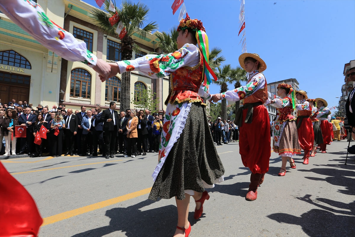Manisa'da 10 ton mesir macunu halka saçıldı