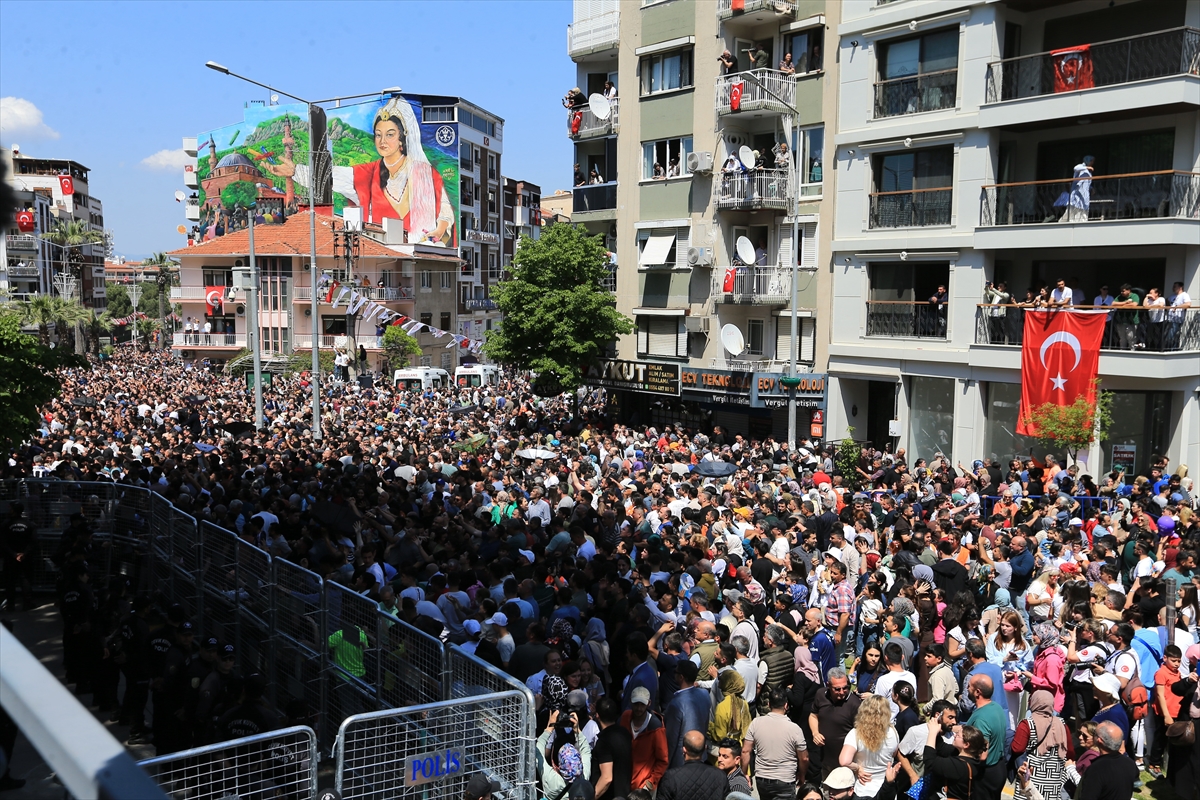 Manisa'da 10 ton mesir macunu halka saçıldı