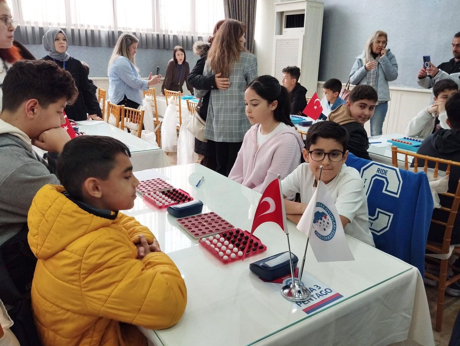 Manisa'nın o ilçesi zeka oyunlarında il üçüncüsü oldu