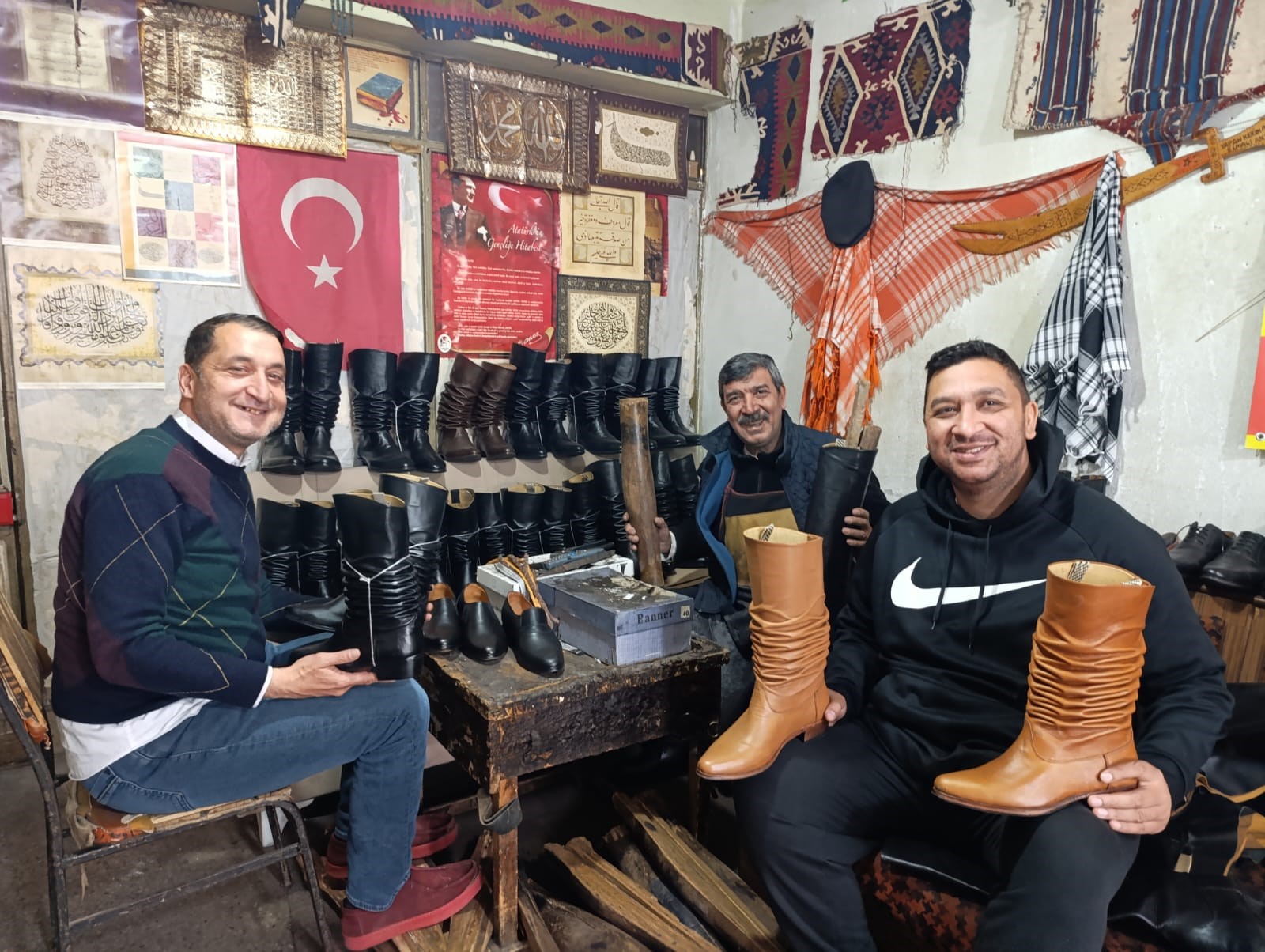 Turgutlu'da 100 yıllık kalıplarla körüklü çizme üretiyor