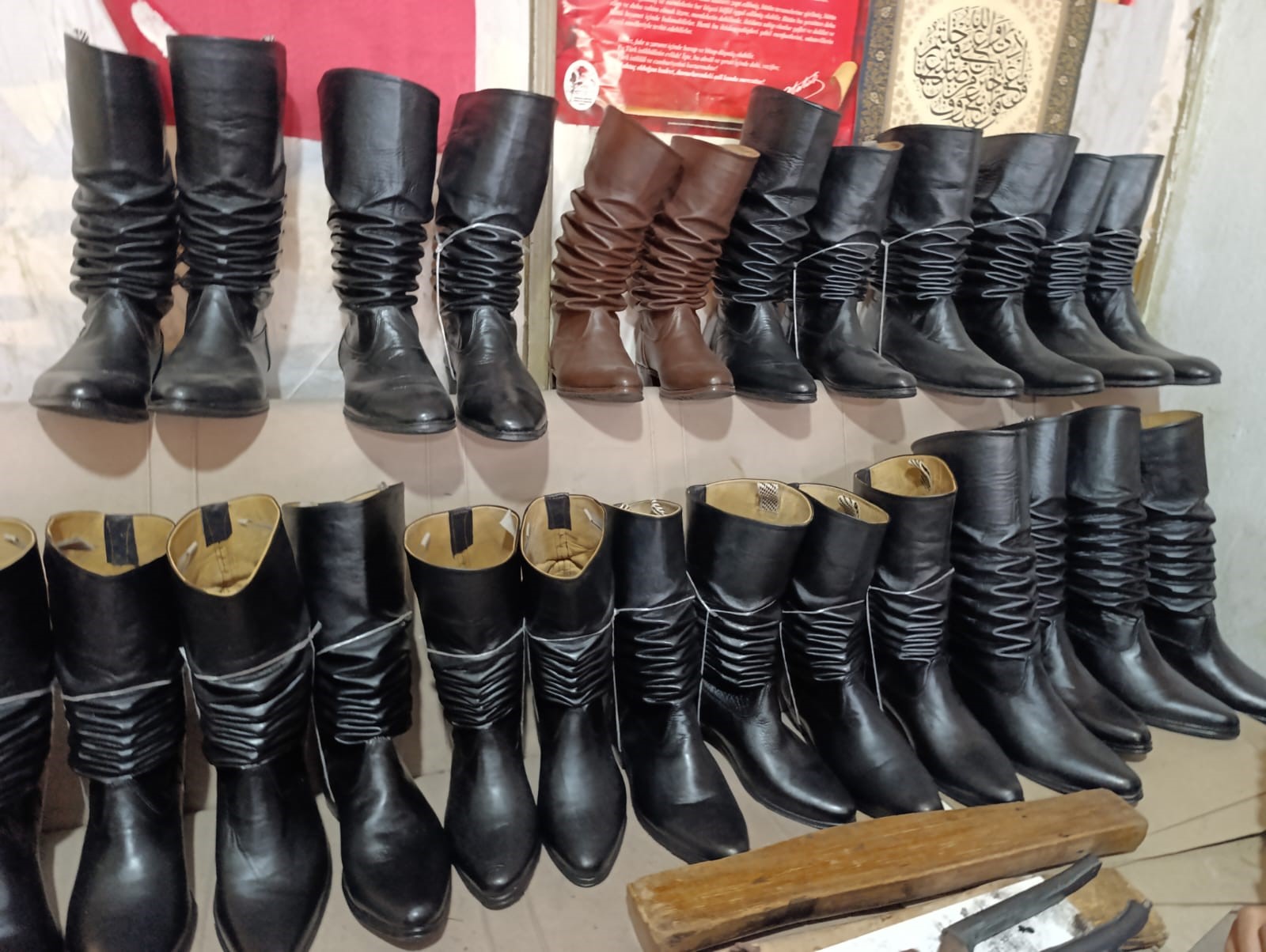 Turgutlu'da 100 yıllık kalıplarla körüklü çizme üretiyor