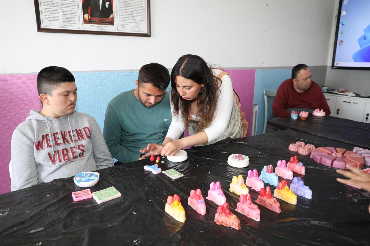 Engelsiz eller Mesir Festivali için üretiyor