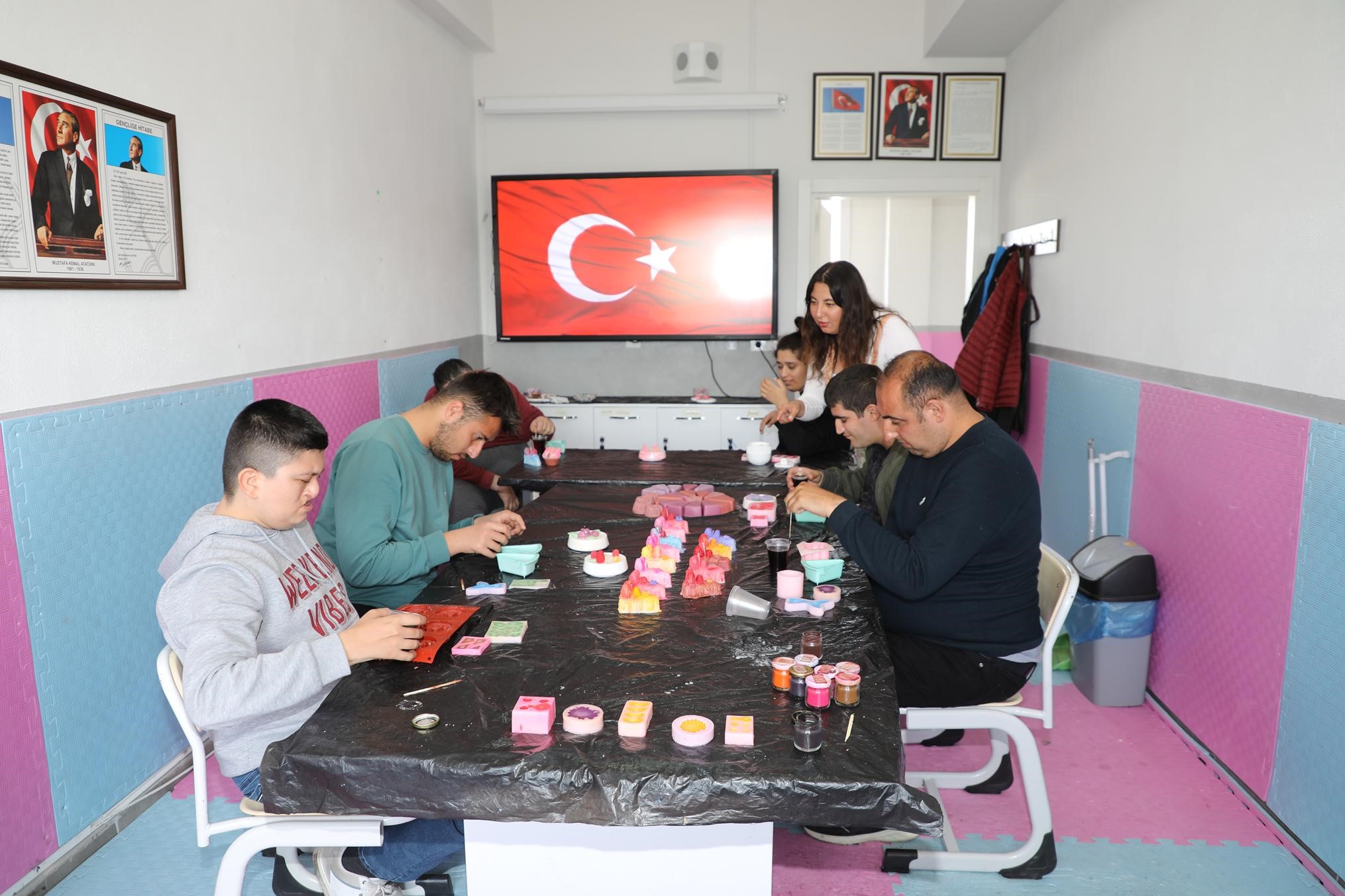 Engelsiz eller Mesir Festivali için üretiyor