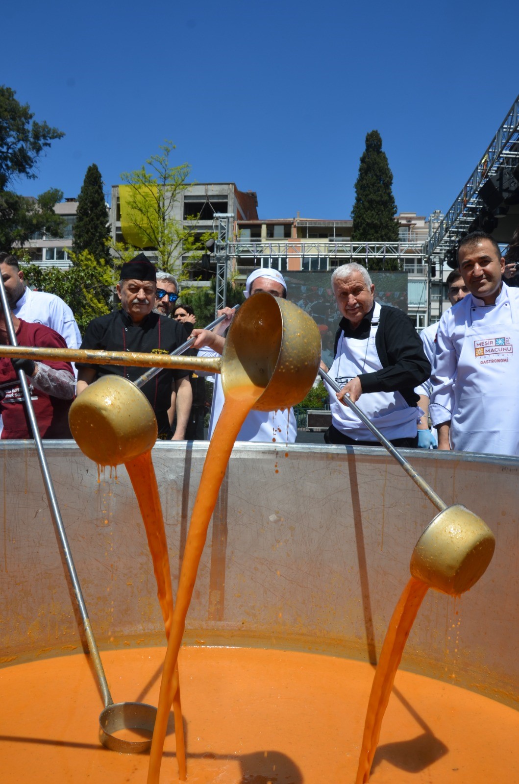 Manisa’da Dev Kazan Kaynadı: 5 Bin Kişiye Çorba Dağıtıldı