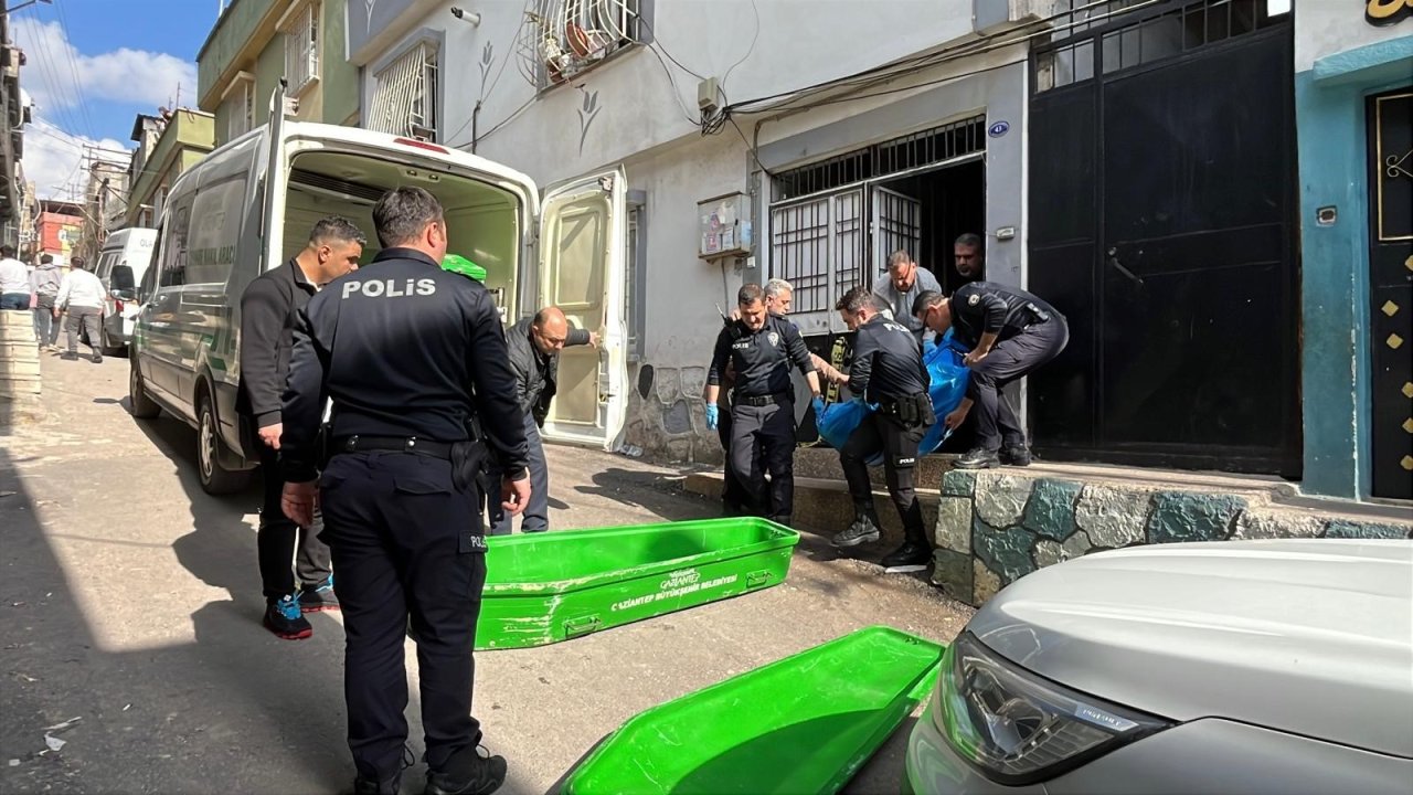 Fenomen Baba Evinde Öldürüldü: 14 Yaşındaki Kızı Teslim Oldu