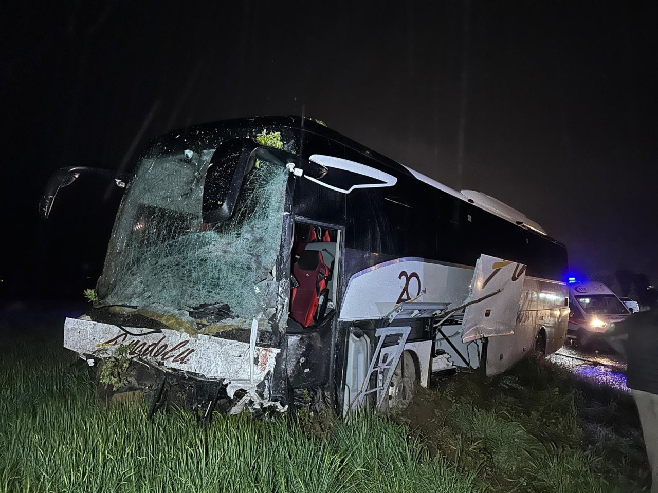 Uşak - İzmir Karayolu'nda feci kaza! 4 ölü 17 yaralı