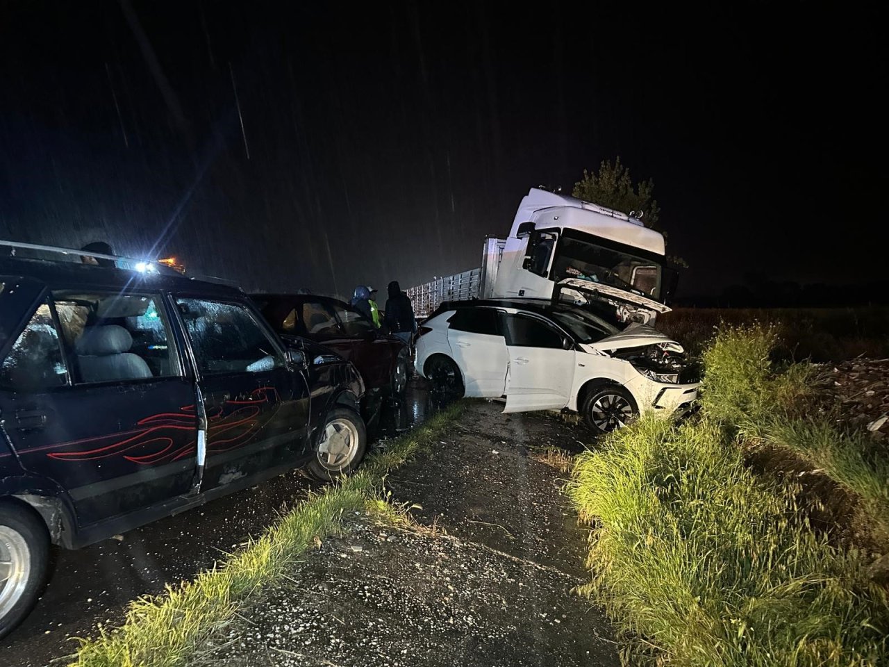 Uşak - İzmir Karayolu'nda feci kaza! 4 ölü 17 yaralı
