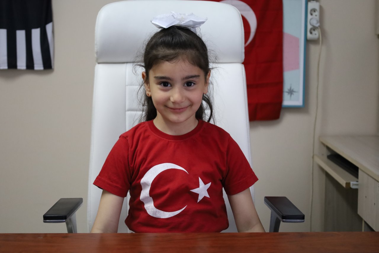 Atatürk Sevdalısı Minik Yazel İstiklal Marşı’nın 10 Kıtasını Ezbere Okuyor