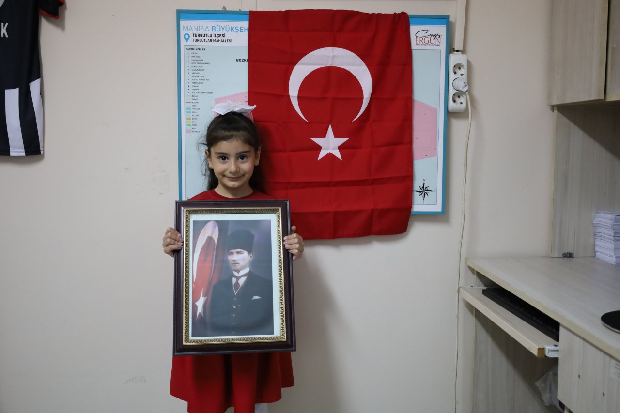Atatürk Sevdalısı Minik Yazel İstiklal Marşı’nın 10 Kıtasını Ezbere Okuyor