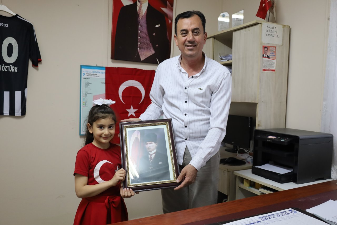 Atatürk Sevdalısı Minik Yazel İstiklal Marşı’nın 10 Kıtasını Ezbere Okuyor