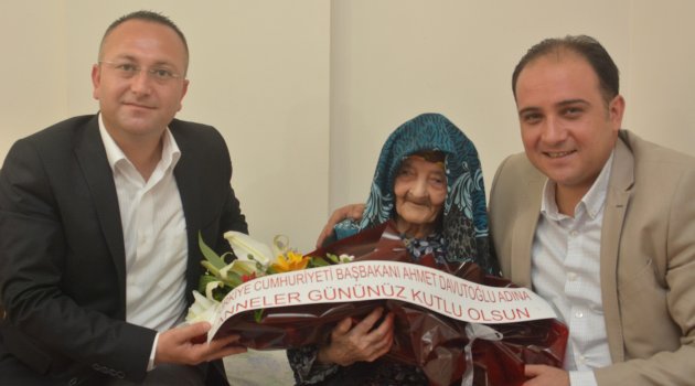 111 yaşındaki Karabüber’e sürpriz kutlama