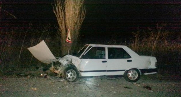 2 otomobil çarpıştı:3 yaralı