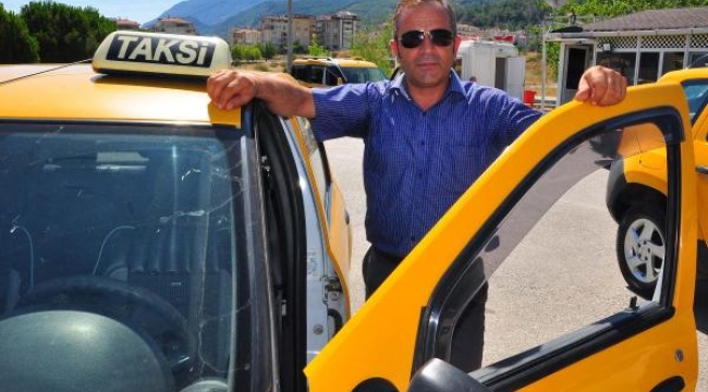 2 yabancı dil bilen Manisalı taksici turistlerin gözdesi