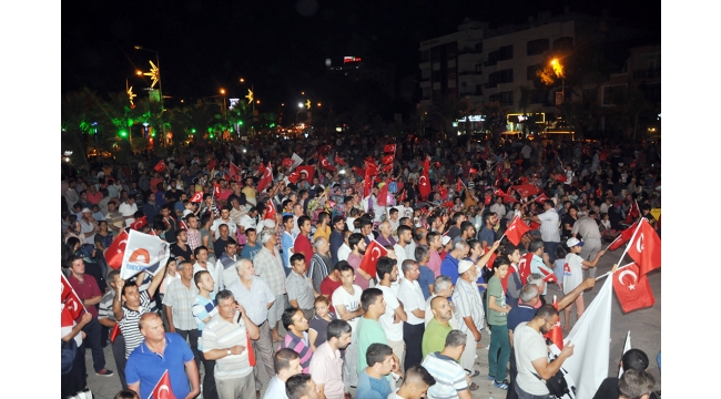  ‘Bayrakları kaldıralım, hep beraber ayağa kalkalım’