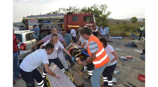 İki otomobil çarpıştı: 3 ölü, 4 yaralı