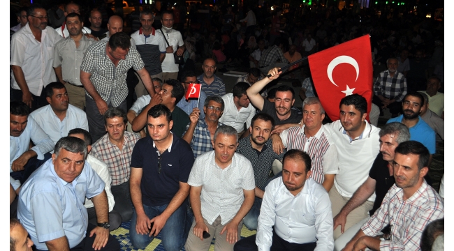 Protokol üyeleri Turgutlu’da vatandaşlarla bir arada