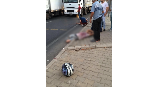 TIR’la çarpışan motosiklet arkasındaki yolcu kurtarılamadı