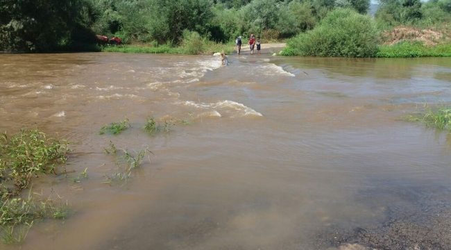 Gediz Nehri'ne devrilen traktördeki 2 kişi, son anda kurtarıldı