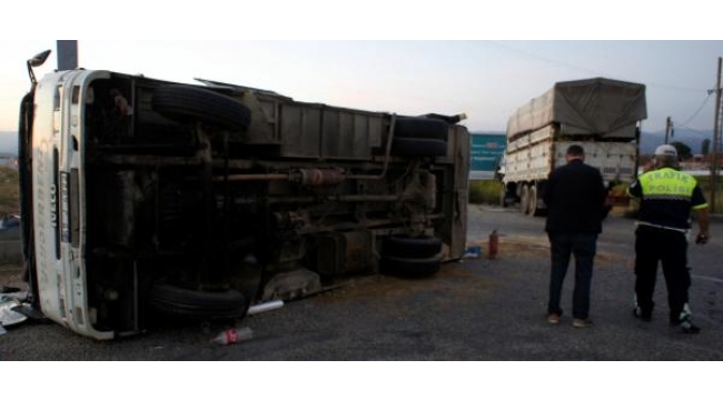 Tarım işçilerini taşıyan minibüs, kamyon ile çarpıştı: 31 yaralı