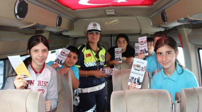 Trafik Polisi öğrenci  servislerni i denetleniyor