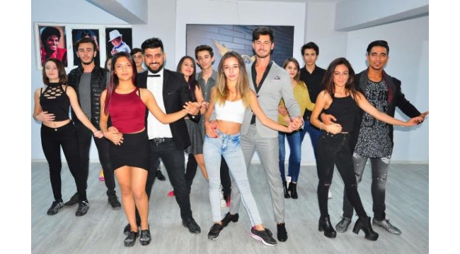 Bu kafede dans, hem de sohbet var 