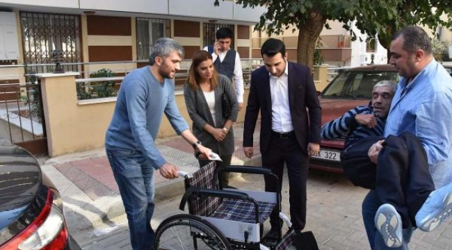 Darp edilen engelliye yeni tekerlekli sandalye 