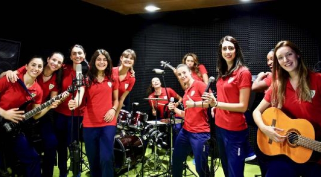 Kadın voleybol takımı sahadaki yeteneklerini müziğe taşıdı