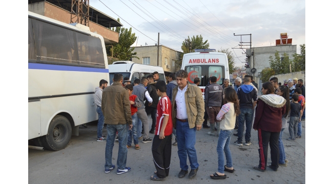 Park halindeki minibüsün altına girdi