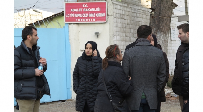 Acil çıkış kapısından çıktı