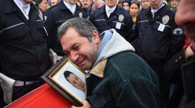 Akhisar'da şehit polisi, binler uğurladı