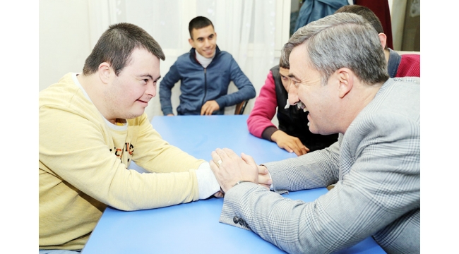Başkan, özel öğrencilerle yakından ilgilendi