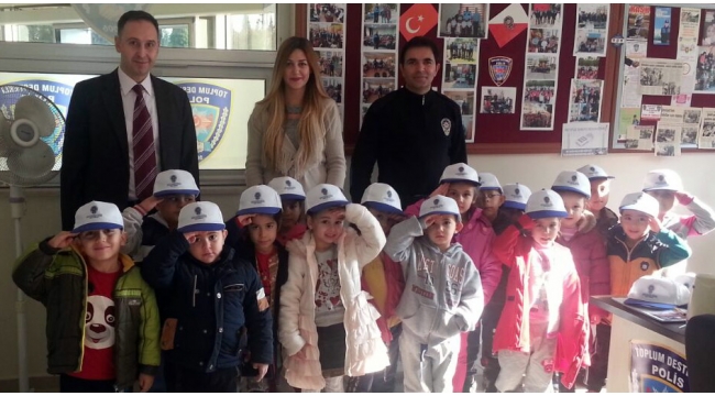 Minikler polis amcalarını ziyaret ettiler
