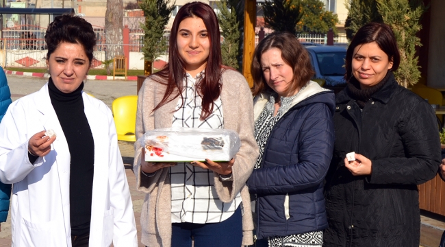 Öğrenciler şehitlerimiz için lokum dağıttılar