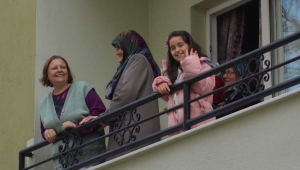 Teras balkonundaki kediyi itfaiye kurtardı