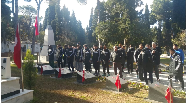Turgutluspor'dan şehitliğe ve emniyete ziyaret
