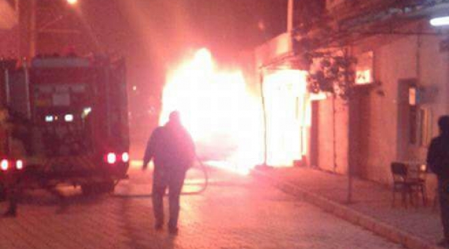 Araç patladı, işyerinin camları kırıldı