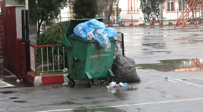 BU ÇÖPLER BAŞARILI OKULUNUN İMAJINI OLUMSUZ ETKİLİYOR
